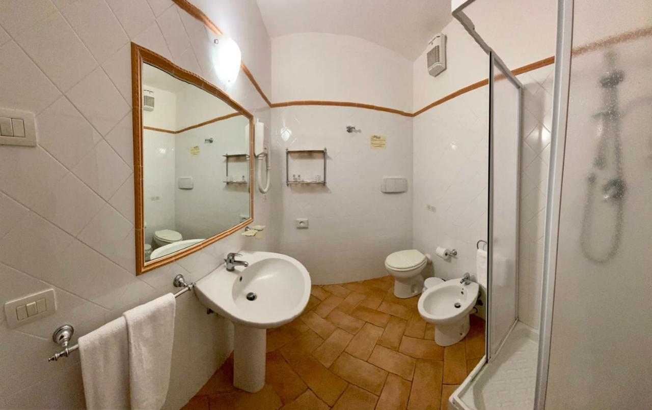 Hotel Ristorante Le Querciolaie Dei Ricci フォンテブランダ エクステリア 写真