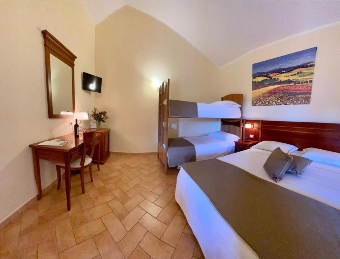 Hotel Ristorante Le Querciolaie Dei Ricci フォンテブランダ エクステリア 写真