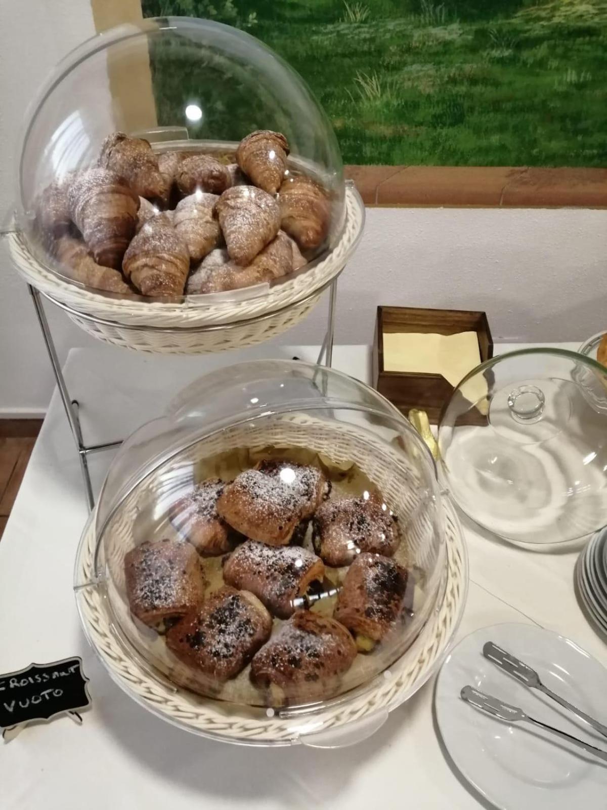 Hotel Ristorante Le Querciolaie Dei Ricci フォンテブランダ エクステリア 写真