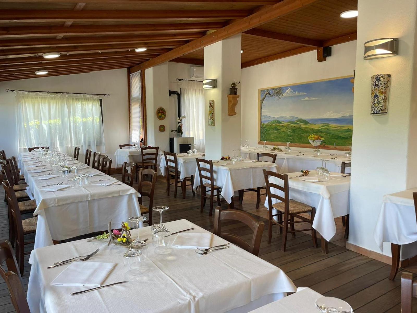 Hotel Ristorante Le Querciolaie Dei Ricci フォンテブランダ エクステリア 写真