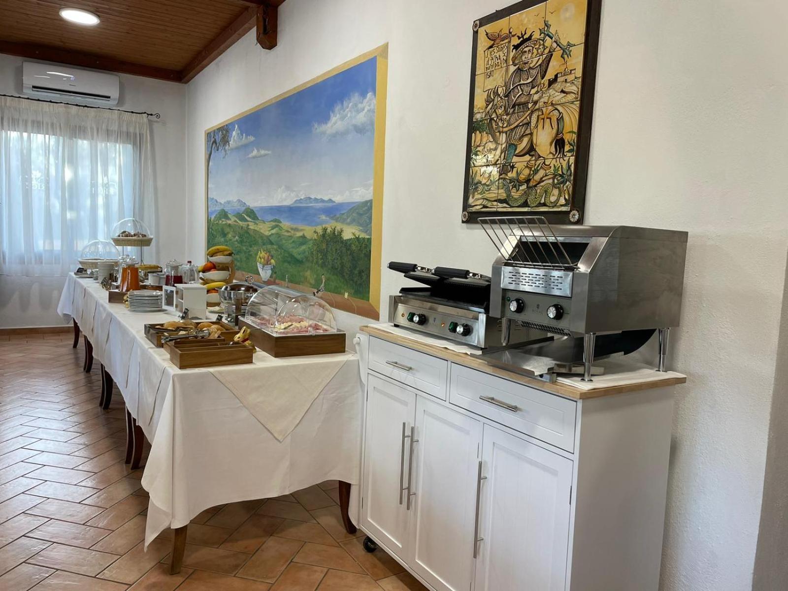 Hotel Ristorante Le Querciolaie Dei Ricci フォンテブランダ エクステリア 写真