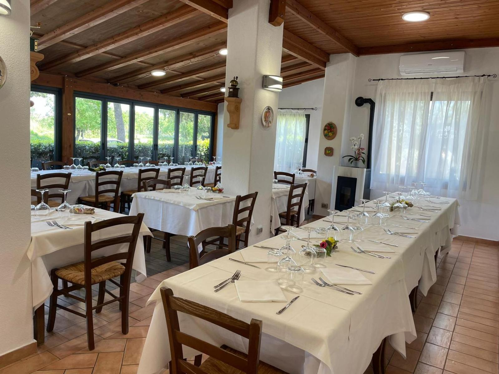 Hotel Ristorante Le Querciolaie Dei Ricci フォンテブランダ エクステリア 写真
