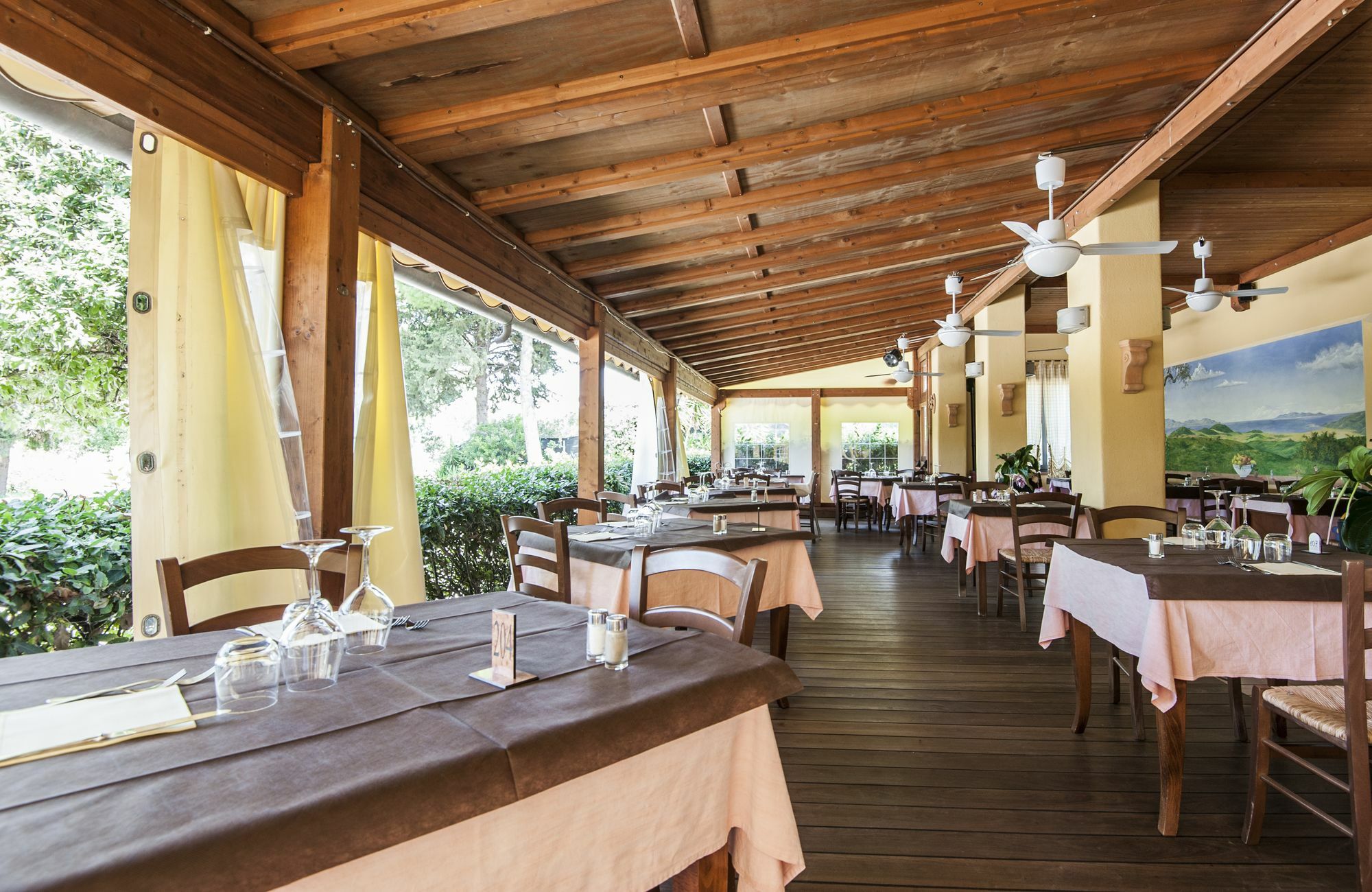 Hotel Ristorante Le Querciolaie Dei Ricci フォンテブランダ エクステリア 写真